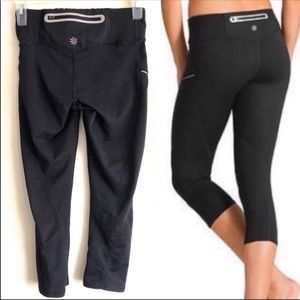 Athleta Stride black Capri with reflective silver accent size XXS